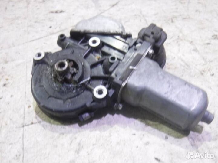 Моторчик заднего правого стеклоподъемника 85720601