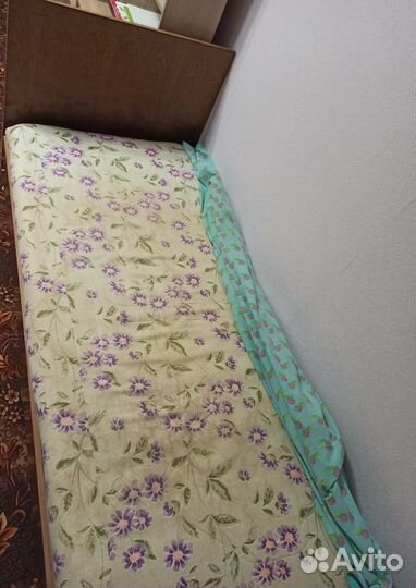 Две прикроватные тумбы и две кровати с матрасами