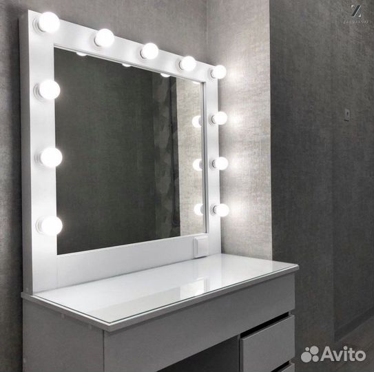 Туалетный столик визажиста с гримёрным зеркалом