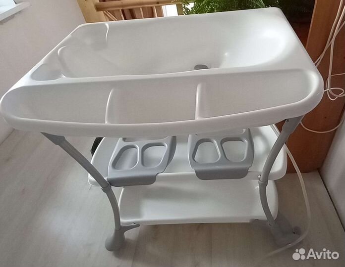 Детская ванночка для купания на подставке