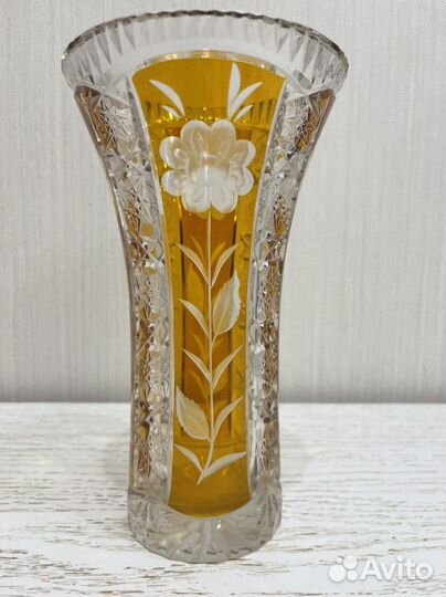 Ваза хрустальная с янтарными вставками