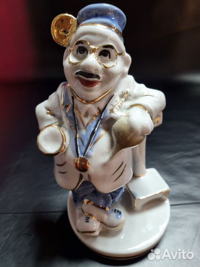 Доктор фарфор статуэтка
