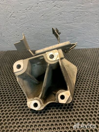 Кронштейн опоры двигателя левый Bentley