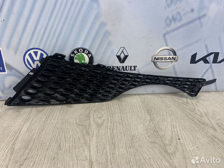 Решетка радиатора Nissan juke F15 Прав