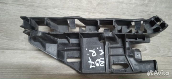 Кронштеин крепления крыла передний Peugeot 307