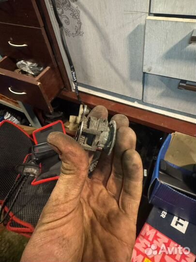 Личинка водительской двери Audi 100c4