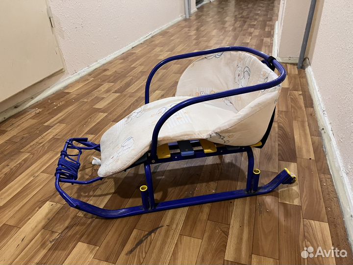 Санки с колесиками и ручкой