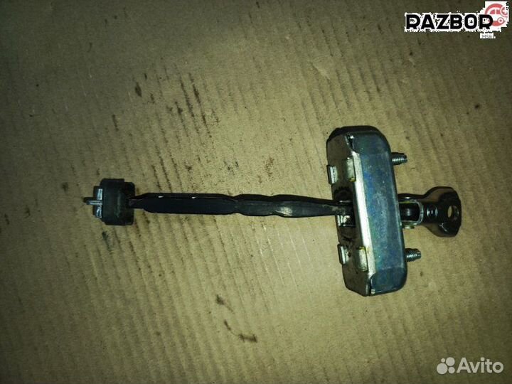 Передний фиксатор дверей б/у Toyota Camry XV 70