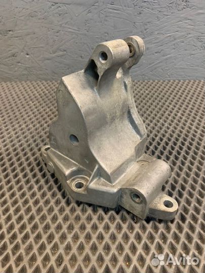 Кронштейн генератора Kia Carnival K5M 2.5 2005