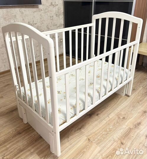 Детская кроватка с продольным маятником