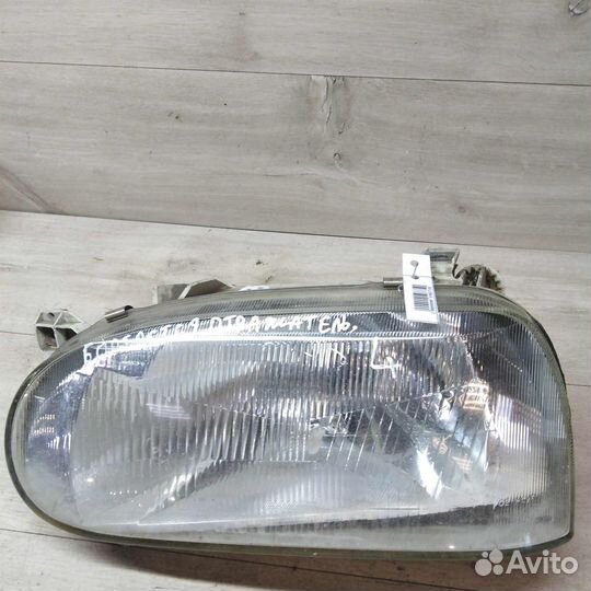 Фара левая Volkswagen Golf 3 дефект болтается внут