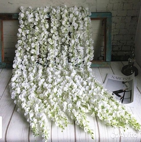 Белая цветочная гирлянда (глицинии)