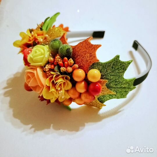 Осенний ободок с ягодами и цветами