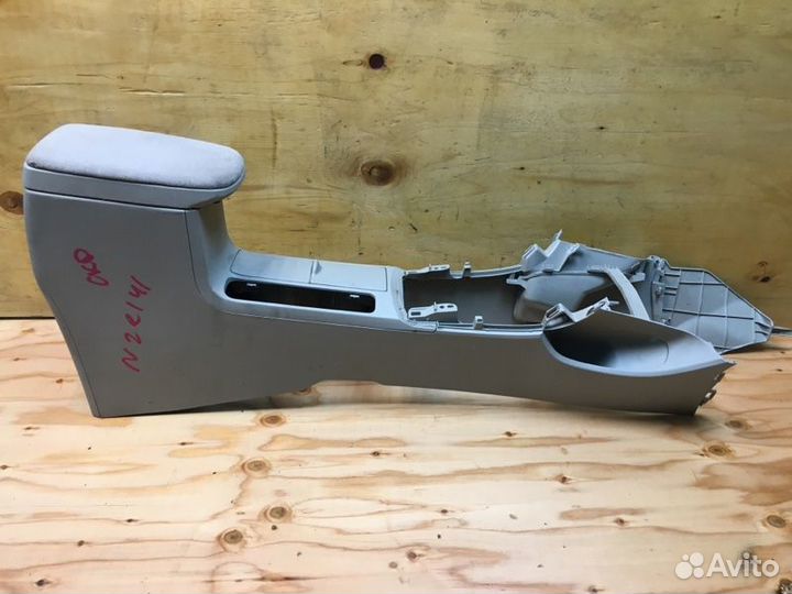 Консоль между сидений Toyota Corolla Fielder