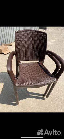 Пластиковый стол и кресла