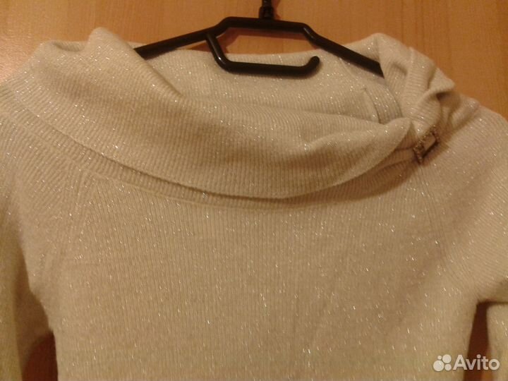 Свитерок эффектный лёгкий с брошью