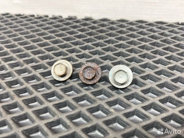 Болты крепления теплового экрана катализатора