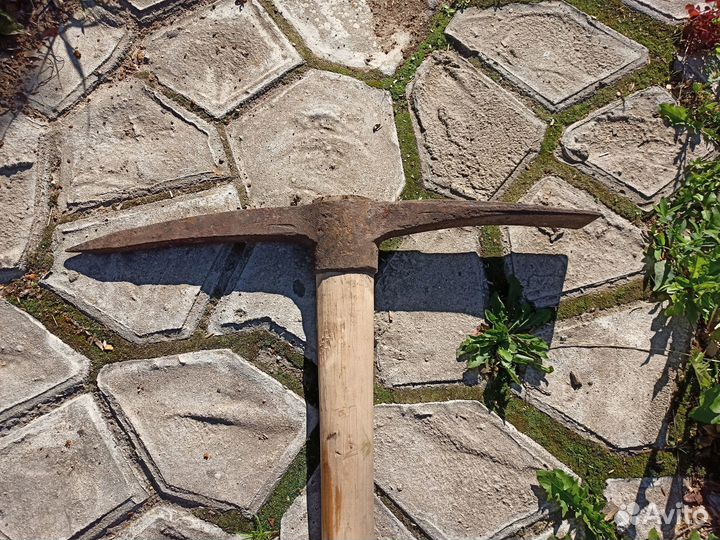 Огромная кайло-кирка кованная с черенком СССР