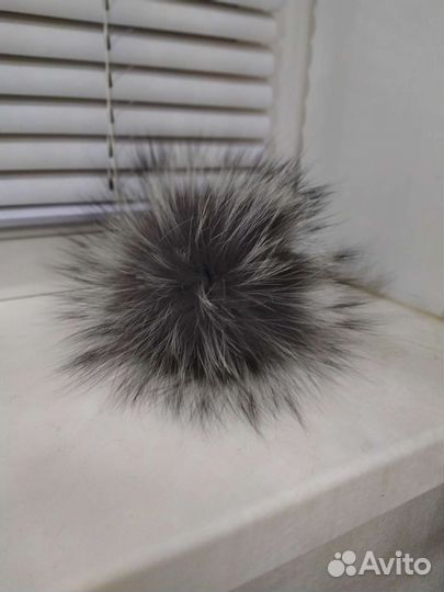Помпоны парные натуральный мех. Декор для валешей