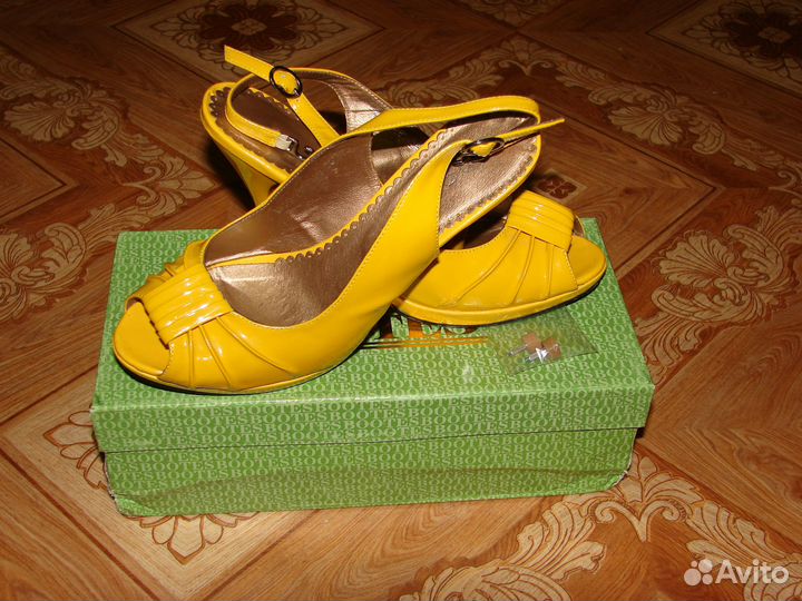 Босоножки желтые