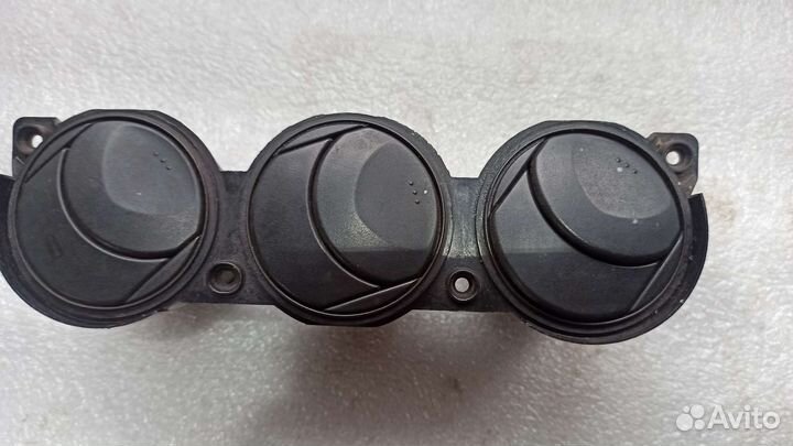 Дефлектор воздуховода центральный Mazda 6GG