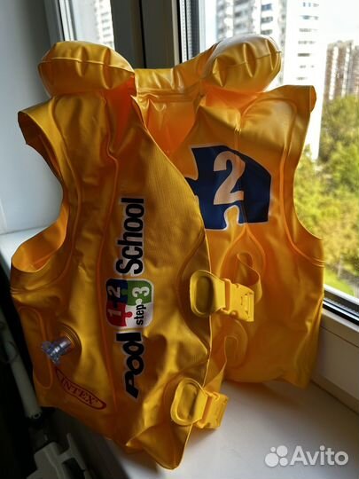 Жилет надувной Intex на 3-5 лет