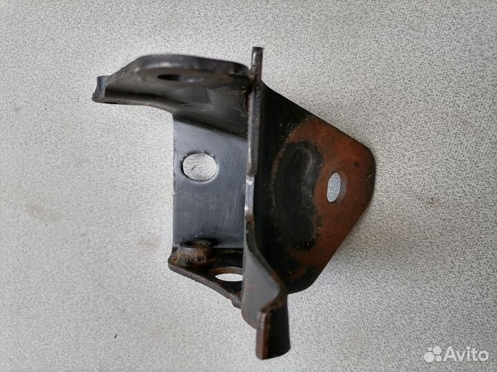 Кронштейн опоры двигателя VW Passat (B4) 1994-1996