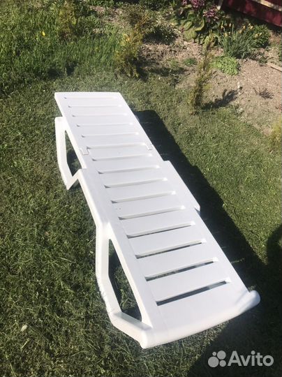Шезлонг лежак пластиковый