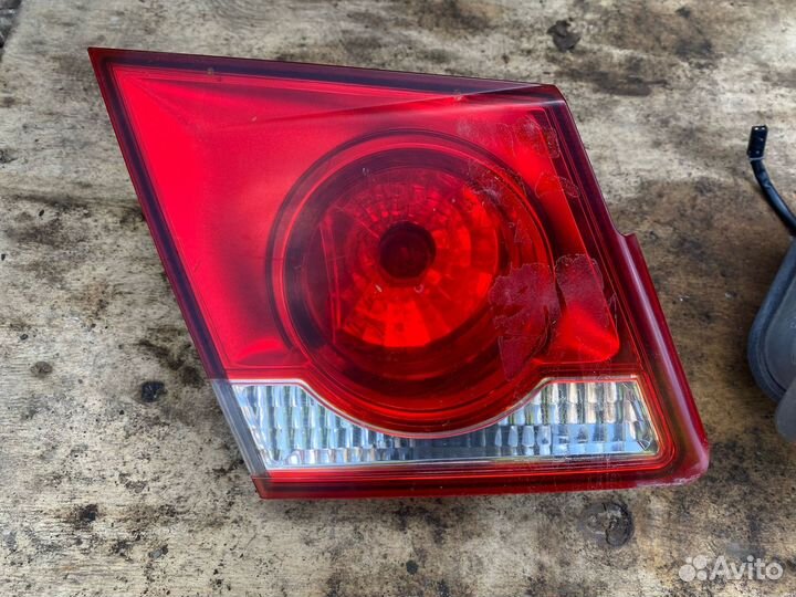 Фонарь задний внутренний Chevrolet Cruze