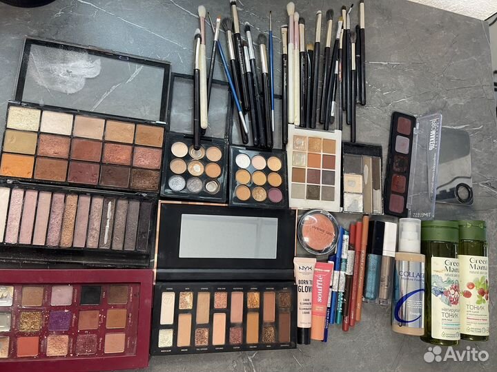 Набор косметики и кистей