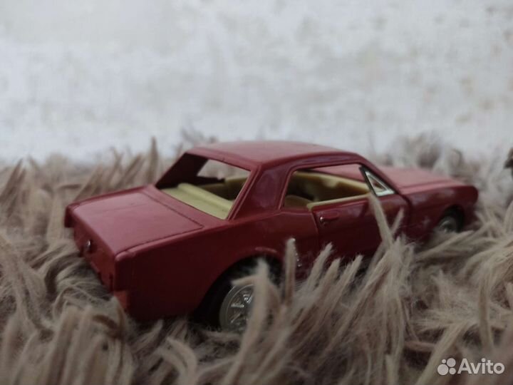 Коллекционная модель машины ford Mustang 1964 г