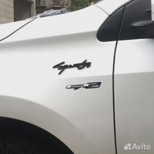 Металлическая наклейка на авто GT серебро черный