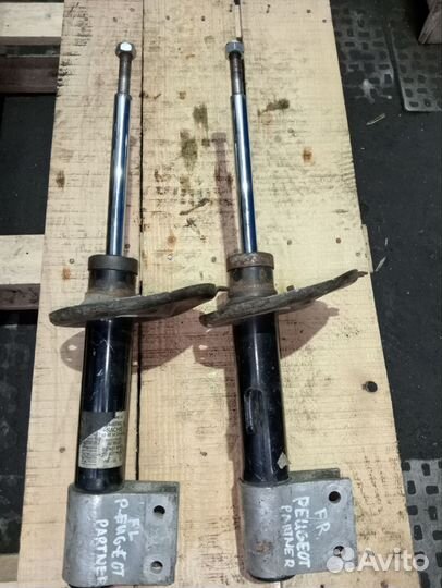 Амортизатор передний Пежо Партнер / 824904004098