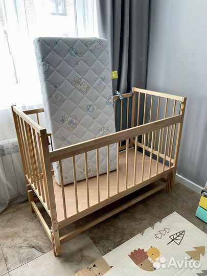 Детская кроватка с продольным маятником