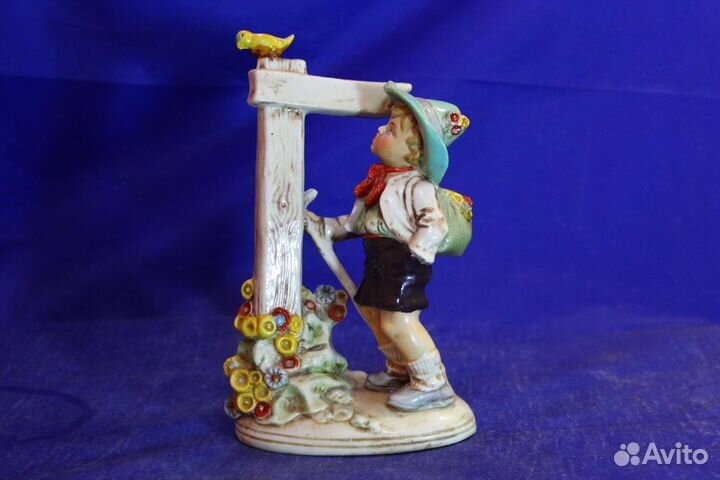 Статуэтка фарфоровая Пионер Мальчик с птичкой