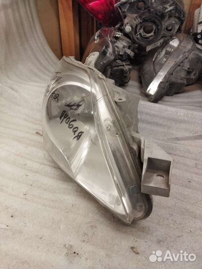 Фара правая Toyota Belta