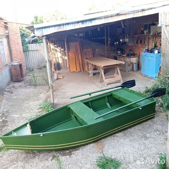 Лодка с вёслами