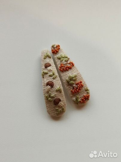 Заколка для волос с вышивкой ручной работы
