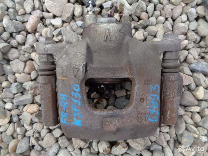 Суппорт передний правый Toyota Vitz KSP130 1KR-FE