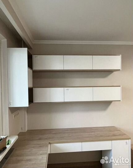 Стол/рабочая зона у окна