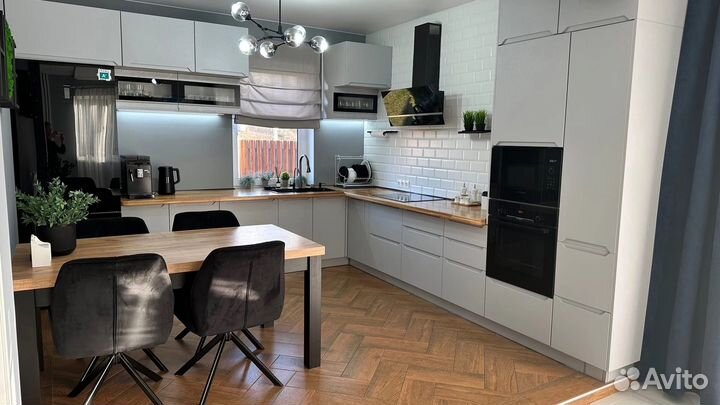 Белая угловая кухня