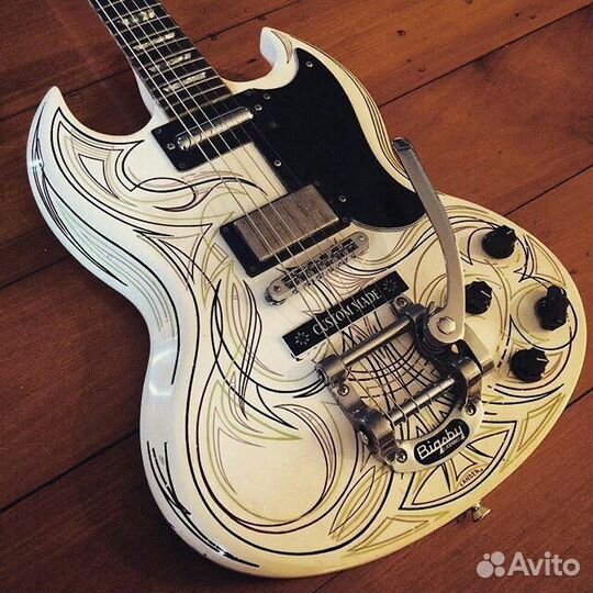 Арт-рисунок на музыкальном инструменте