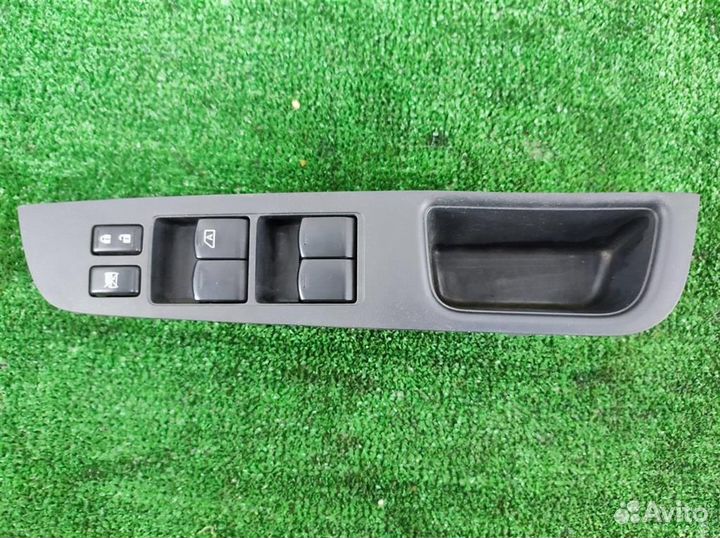 Блок управления стеклоподъемниками Nissan Tiida 2