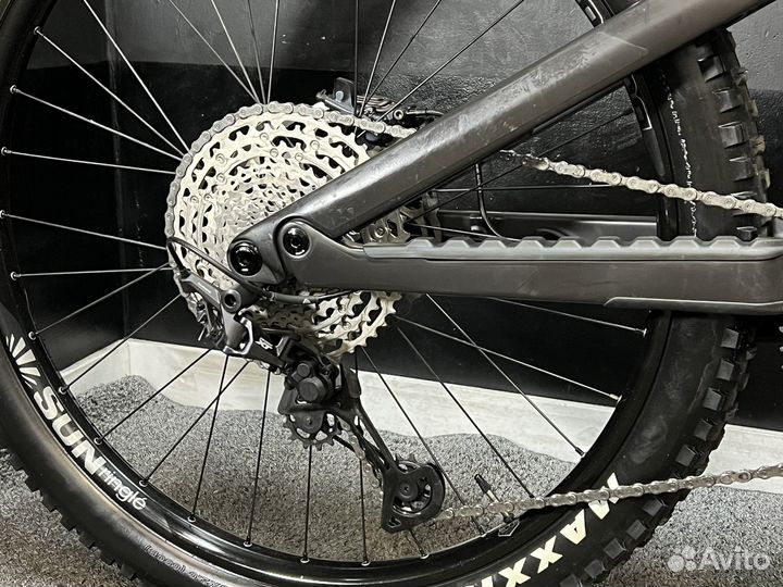 2023г Carbon E-enduro Canyon Spectral:ON CF8