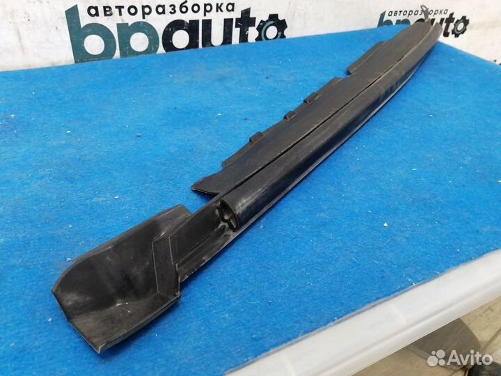 Уплотнитель крыла правый сверху под капотом