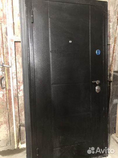Дверь входная металическая от застройщика