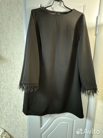 Платье с перьями на рукавах