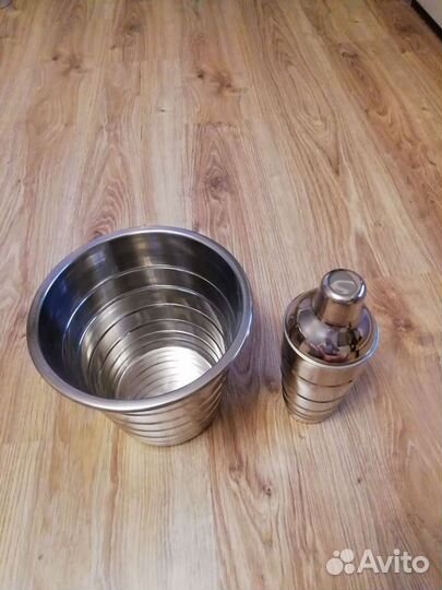 Шейкер для коктейлей и ведро для шампанского