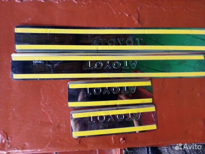 Накладки на пороги с надписью toyota