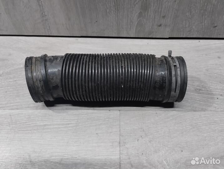 Патрубок воздушного фильтра Volkswagen Golf 4